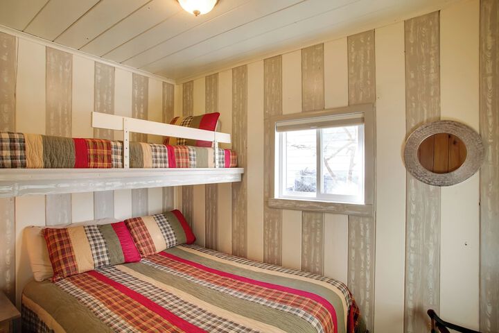 Charming Lakefront Cabin w / Deck & Fire Pit!