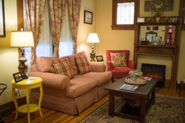 DeBourge Guesthouse