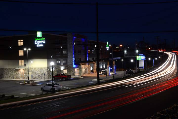 Holiday Inn Express & Suites Pittsburgh - Monroeville by IHG