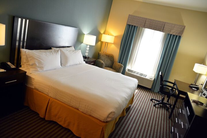 Holiday Inn Express & Suites Youngstown West - Austintown by IHG