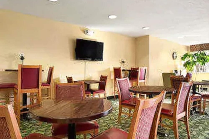 Days Inn & Suites by Wyndham Lafayette IN