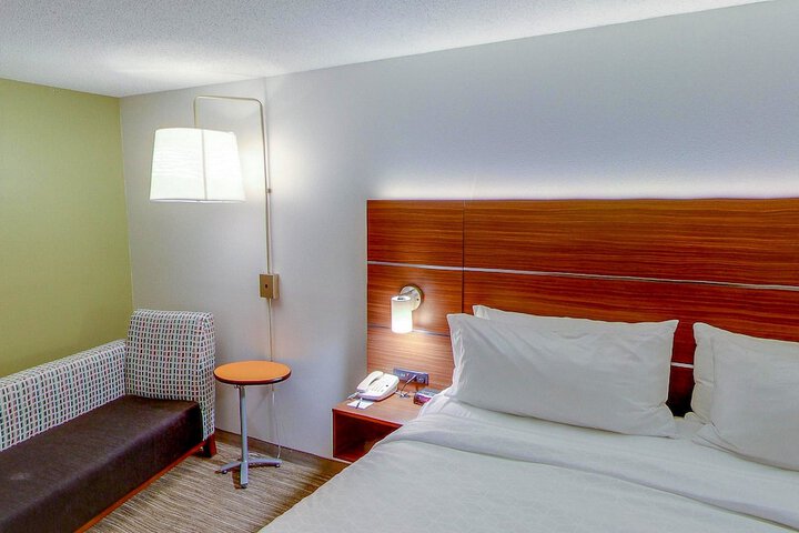 Room 13 of 27