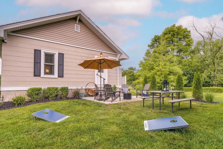 Country Home Near EIU & Lake Charleston!