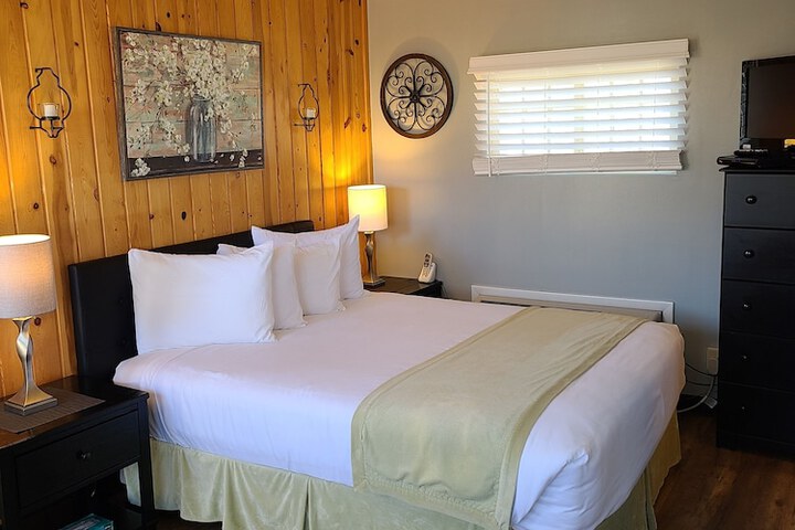 Lamplighter Cabins & Suites