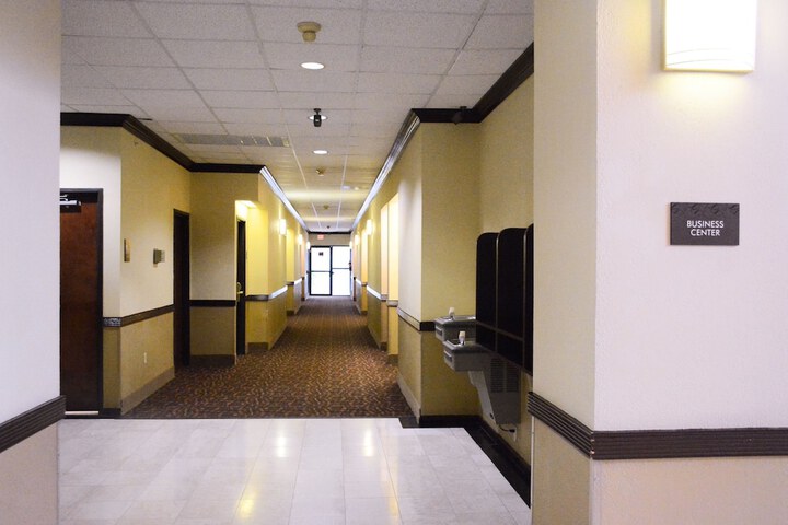 Ballroom/Hall 18 of 19