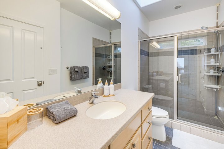 Lovely Rockaway Beach Home w / Pacific Ocean Views!