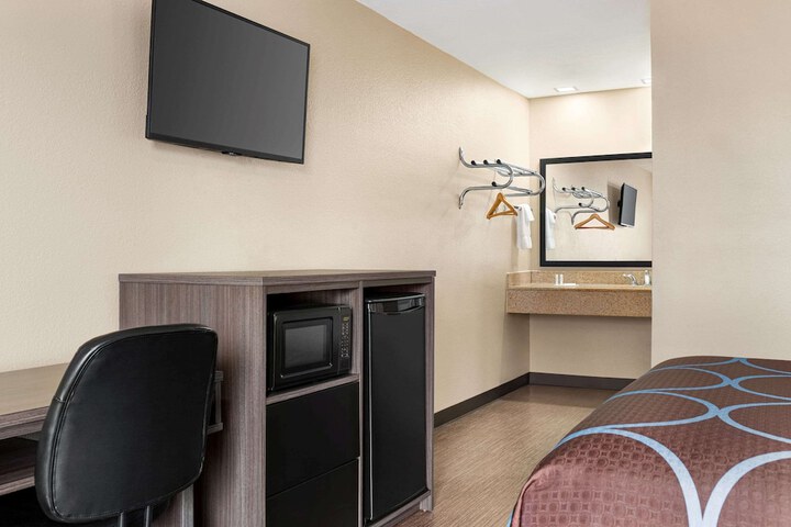 Room 18 of 38