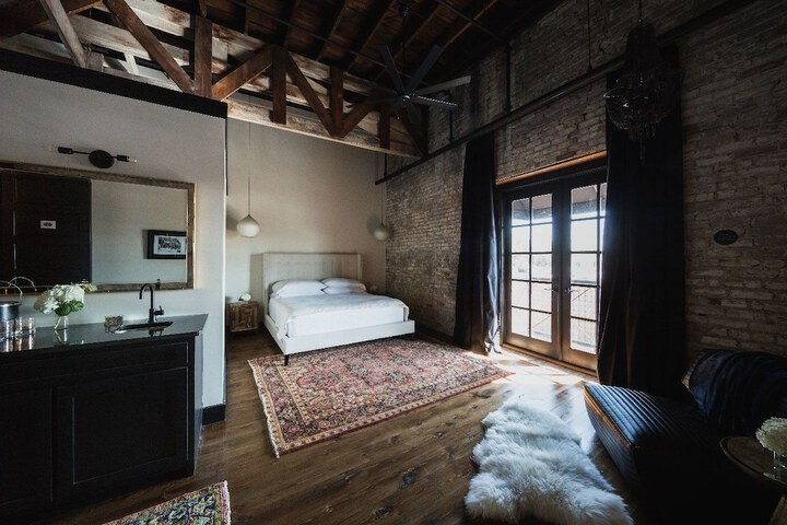 Room 4 of 74