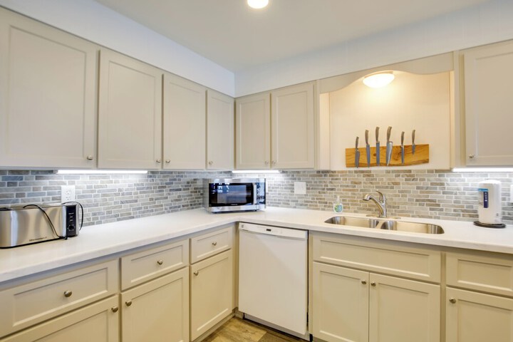 Lincoln City Beach Condo: Clubhouse & Pool Access!