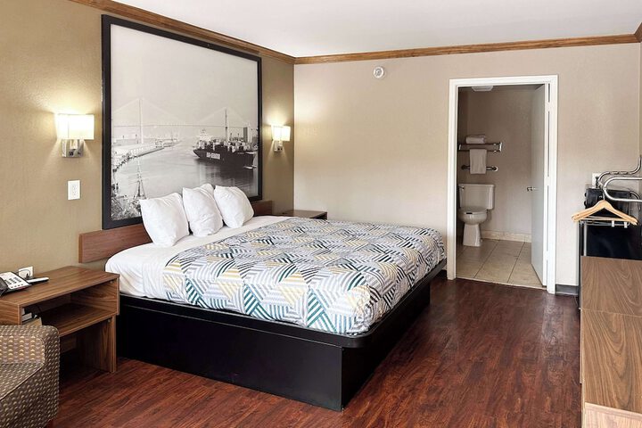 Room 10 of 18