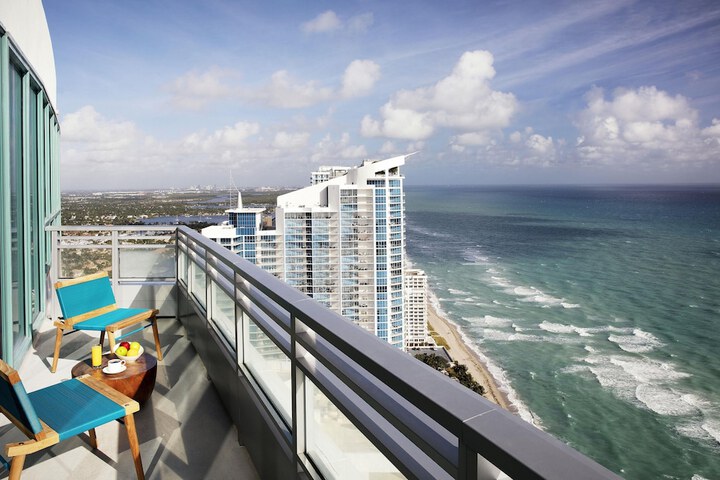 Signia by Hilton Diplomat Beach Resort