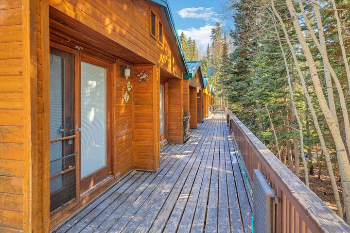 Beautiful Ski-in / ski-out Condo Located on the Eagle Point Resort! 1 Bedroom Condo by RedAwning