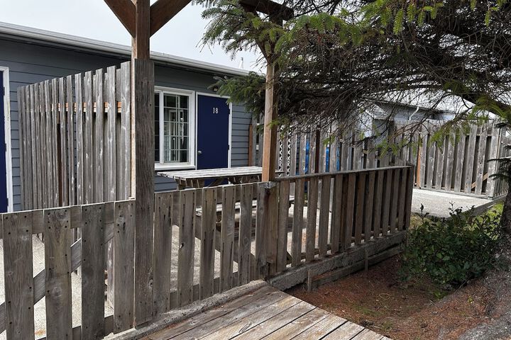 Tillicum Beach Motel (Deanes Oceanfront Lodge)
