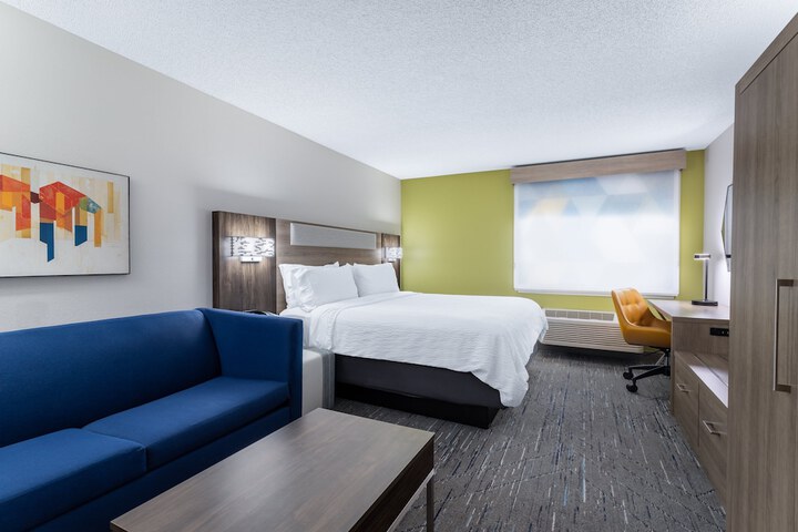 Holiday Inn Express & Suites Vadnais Heights by IHG
