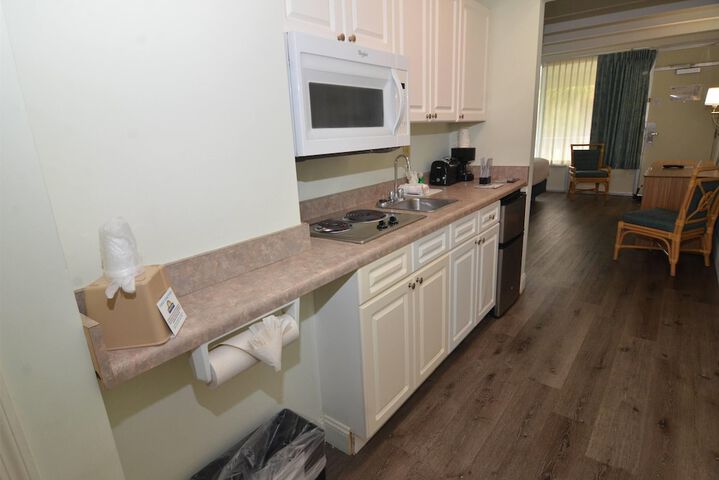 Days Inn & Suites by Wyndham Jekyll Island