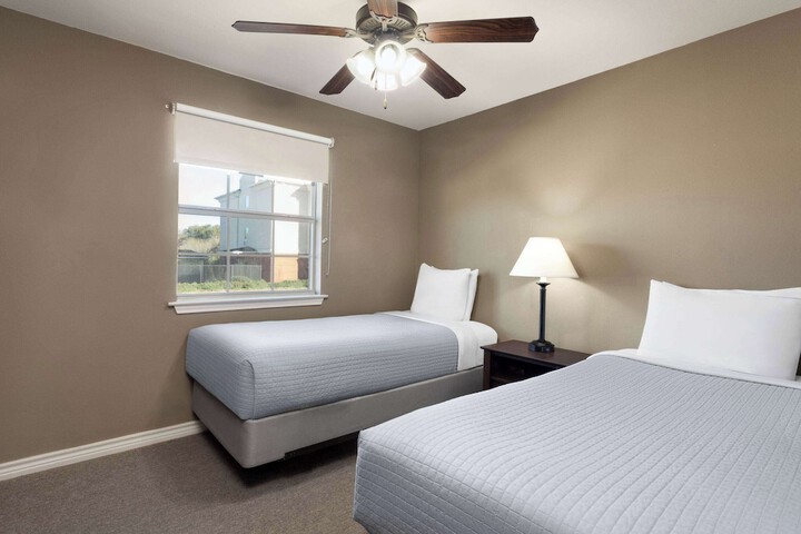 Eagles Den Suites Kenedy a Travelodge by Wyndham