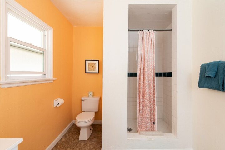 Room 6 of 18