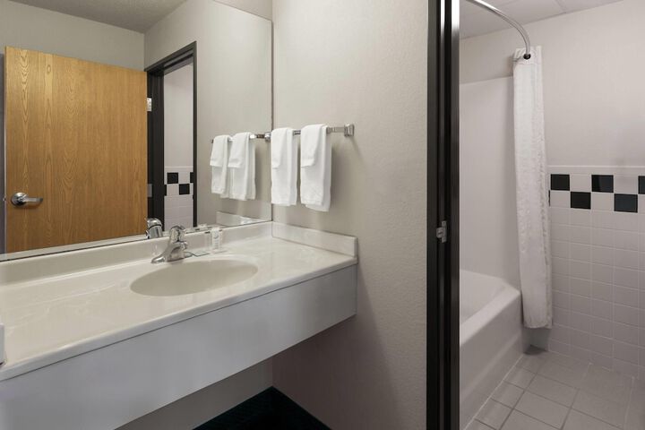 Shell Lake Lodge a Travelodge by Wyndham