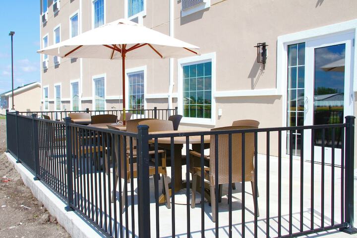 Cobblestone Hotel & Suites – Devils Lake