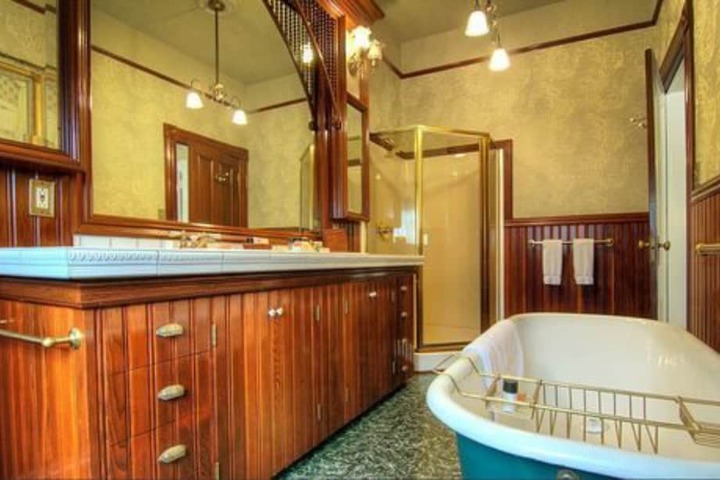 Gingerbread Mansion Inn