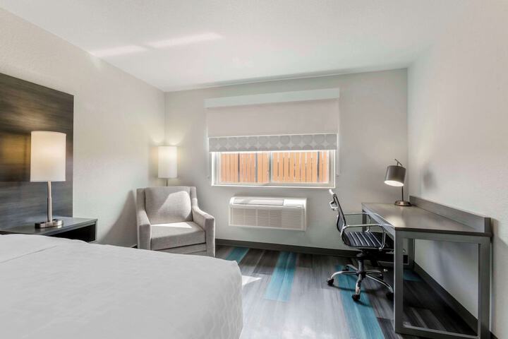 Room 10 of 28