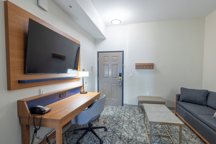 Country Inn & Suites by Radisson St. Petersburg - Clearwater, FL