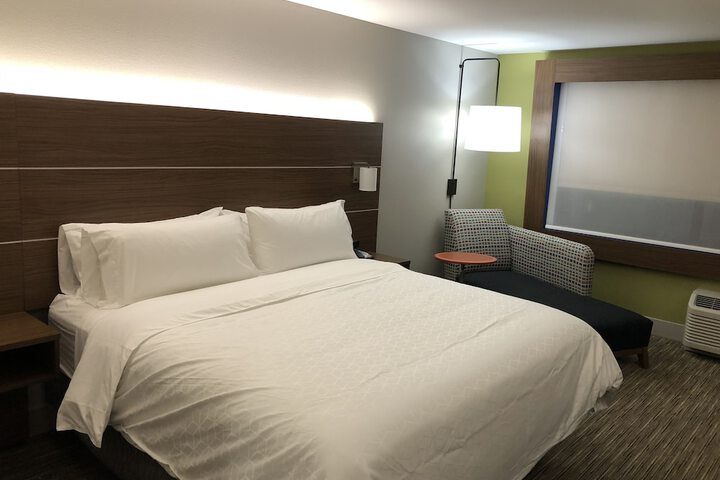 Holiday Inn Express & Suites Racine by IHG