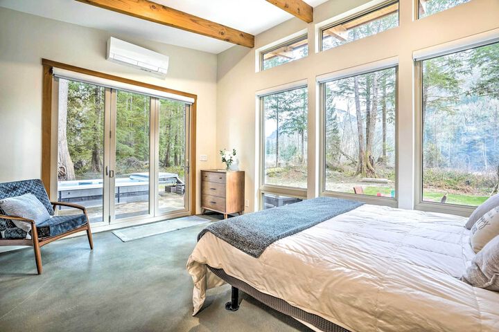 Heated Swim Spa! 15-acre Cabin on Skykomish River