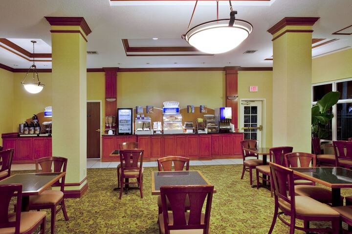 Dining 36 of 46