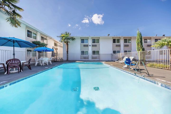Pool 5 of 25