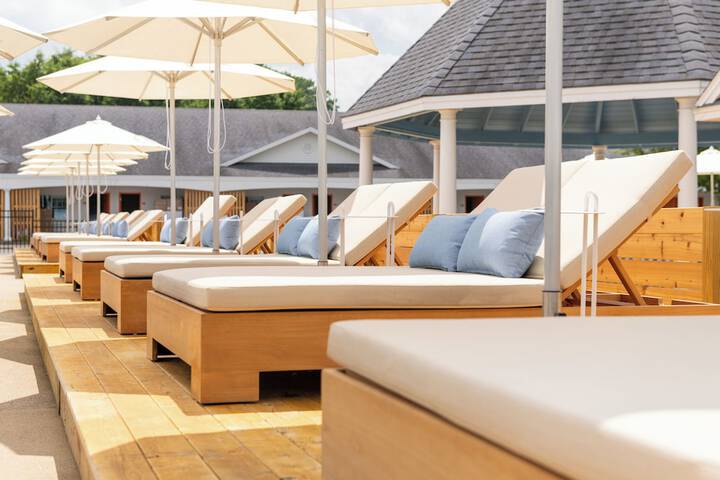 Driftaway Hotel and Pool
