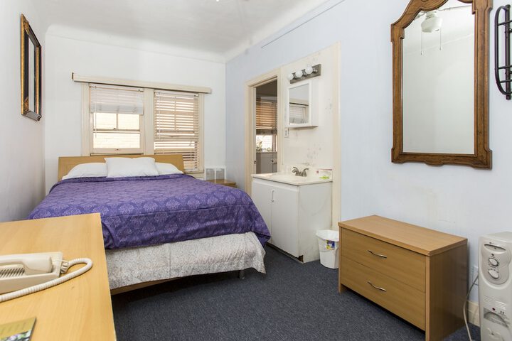 Room 13 of 40