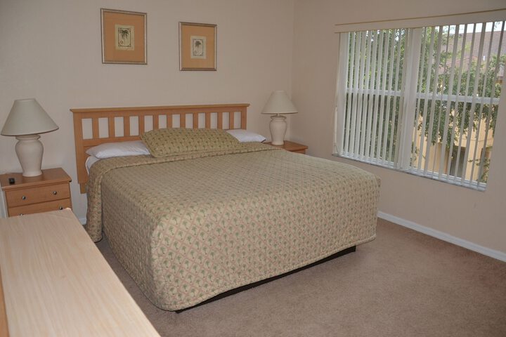 Room 4 of 8
