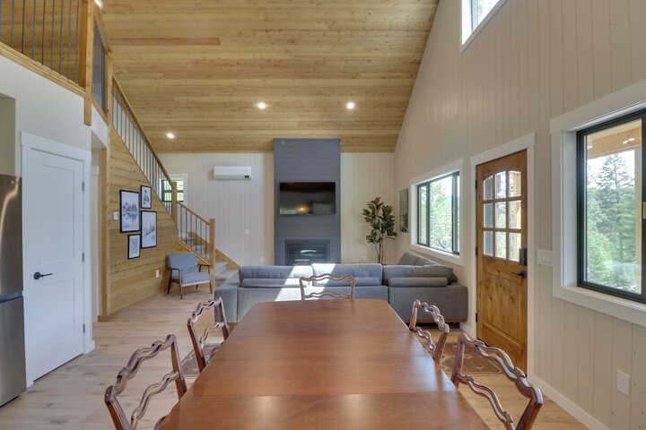 Lakeside Cabin Retreat w / Private Hot Tub!