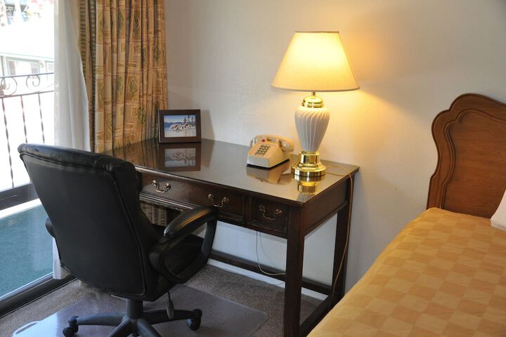 Cedar Inn & Suites