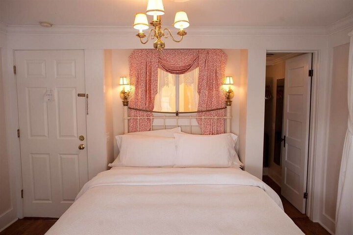 Room 2 of 18