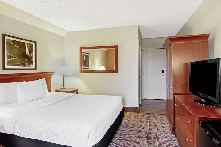 Room 32 of 46