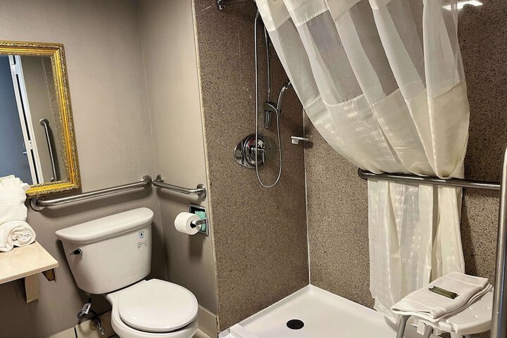 Room 4 of 10
