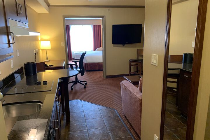 Merit Hotel & Suites