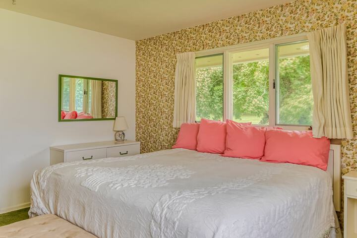 Linger Longer Lakeside Cottage