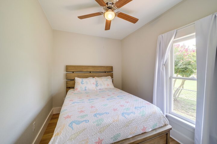 Walk to Lake Parks & Dining: Eufala Family Home!