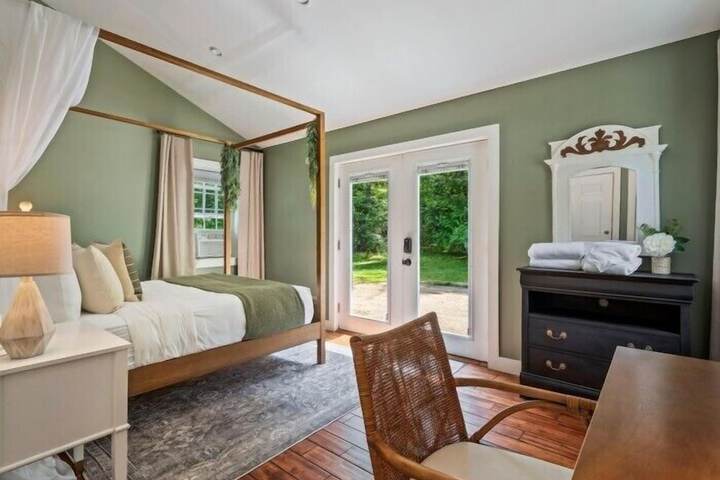 The Aurora Inn & Cottages