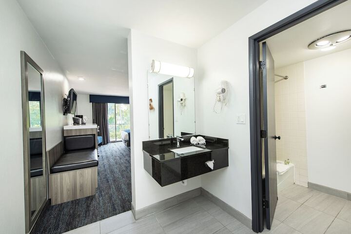 Oyster Bay Inn & Suites