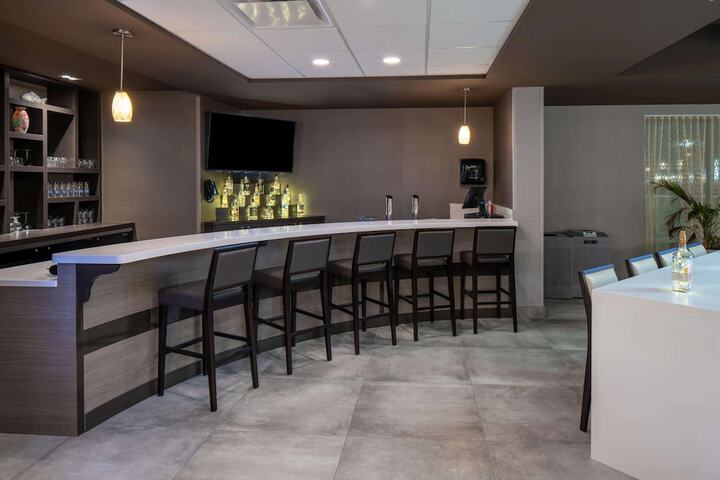 Lounge 94 of 109