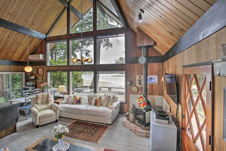 Waterfront Cabin w / Fire Pit in Gig Harbor!
