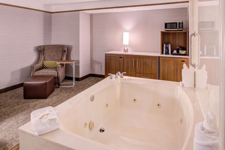 Room 32 of 84