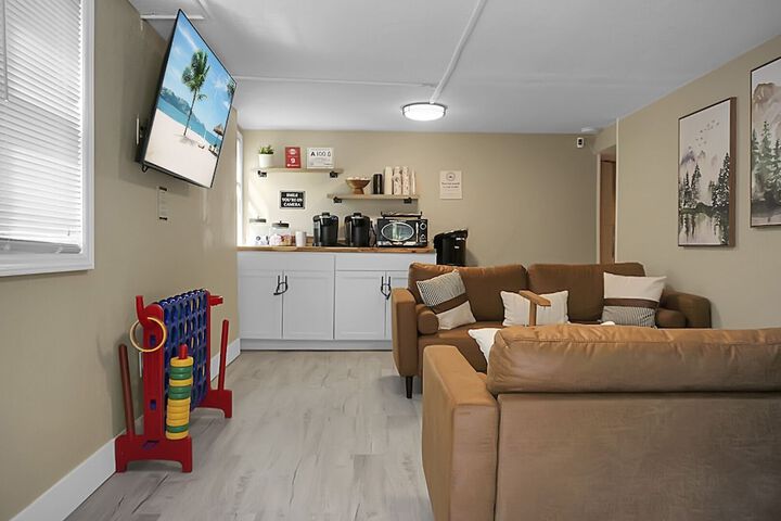 Lounge 107 of 112