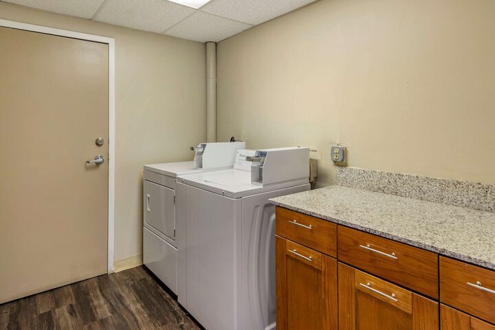 Comfort Inn & Suites near Six Flags