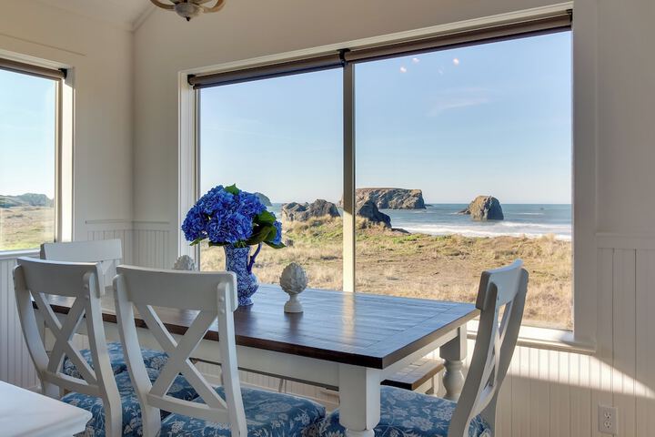 Beachfront Bandon Vacation Rental w / Ocean View!