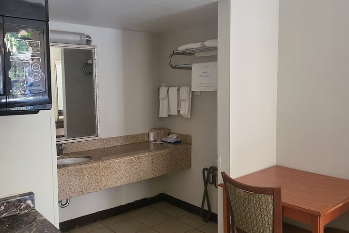 Room 6 of 32